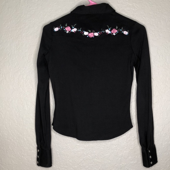 Soft black cotton snap “button” down floral embroidery, snap pockets - Picture 5 of 10